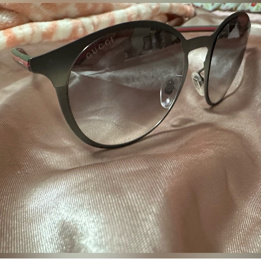 Gucci Black Aviator Sunglasses Sleek Design